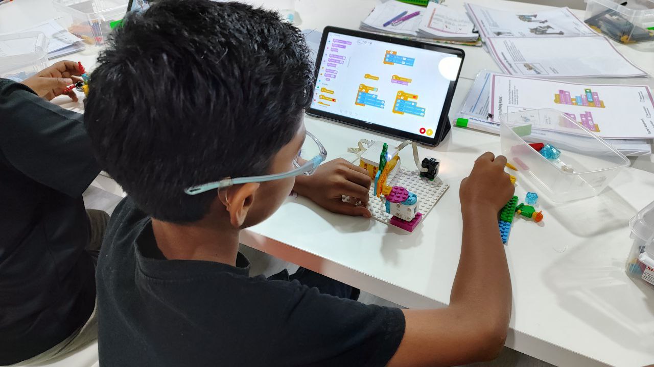 Pelajar mengikuti aktiviti pengaturcaraan dan binaan LEGO mengikut modul
